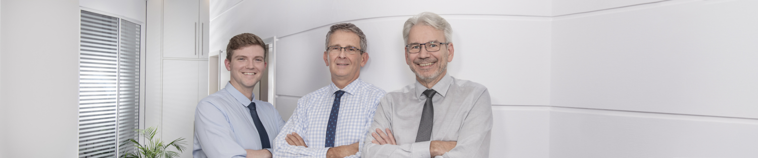Titelbild mit den drei Ärzten, die gemeinsam in einem professionellen medizinischen Umfeld stehen, was ihre Expertise und Zusammenarbeit in der Gesundheitsversorgung widerspiegelt.